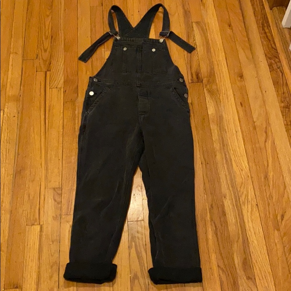 Free people boyfriend overalls🖤